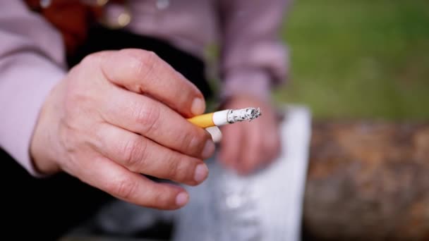 Woman Holding Cigarette Hands Sitting Nature Sun Hands Close Smoke — Video Stock