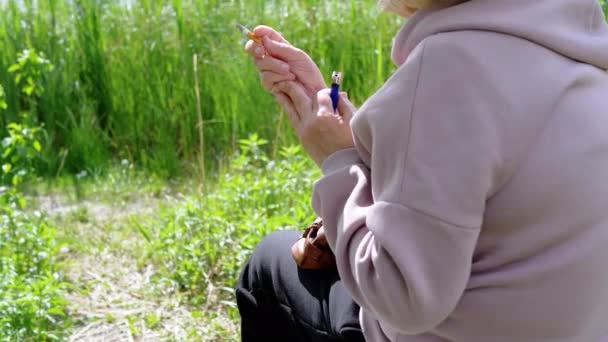 Een Vrouw Met Een Sigaret Een Lichter Handen Rookt Natuur — Stockvideo