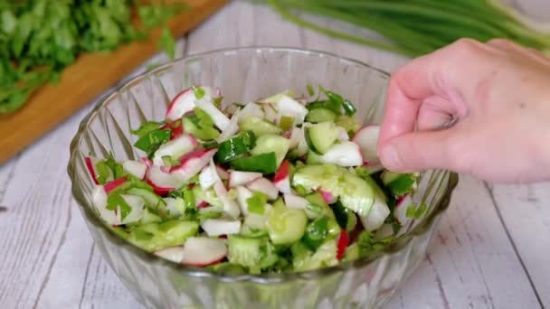 大厨用勺子搅拌 蔬菜色拉 一种五颜六色的青葱 蔬菜和油的混合物 健康食品 — 图库视频影像