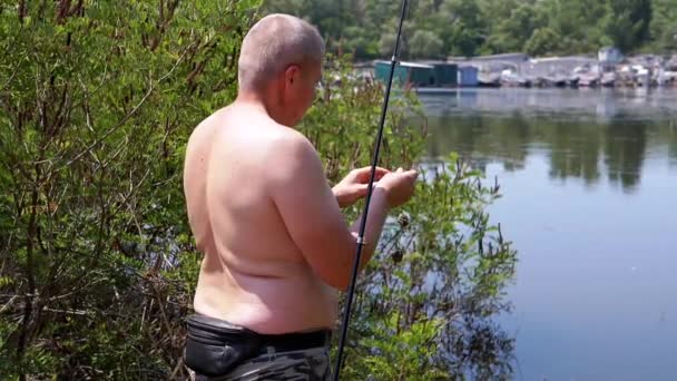 Visser Zet Maden Een Haak Aanpakken Voor Voeder Vissen Natuur — Stockvideo