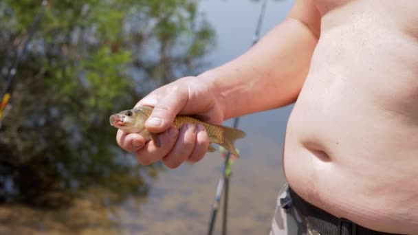 Angler Mostrando Mano Pesci Vivi Catturati Nei Raggi Del Sole — Video Stock