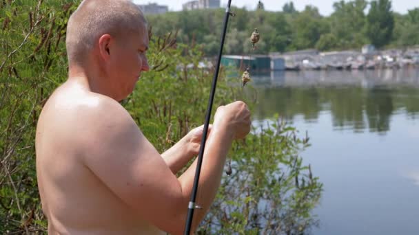 Pescatore Mette Vermi Gancio Affrontare Alimentatore Pesca Sulla Natura Uomo — Video Stock