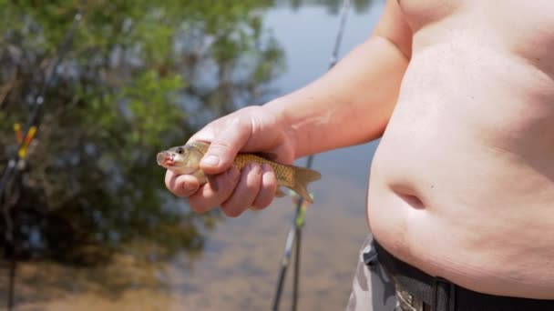 Angler Mostrando Mão Peixe Capturado Vivo Nos Raios Luz Sol — Vídeo de Stock