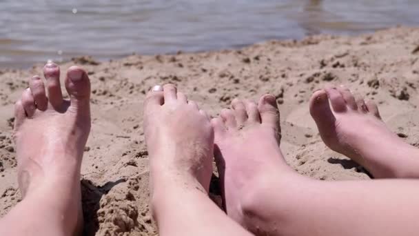 Los Pies Desnudos Madre Niño Arena Encuentra Una Playa Arena — Vídeo de stock