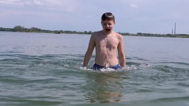 Happy Teenager Spetteren Duiken Plezier Hebben Ocean Water Het Strand — Stockvideo