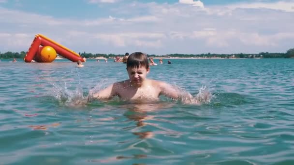 Happy Child Nuoto Splashing Immersioni Subacquee Sulla Spiaggia Alla Luce — Video Stock
