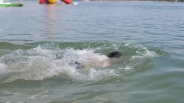 Happy Child Zwemmen Duiken Houdt Adem Onder Water Blauw Water — Stockvideo