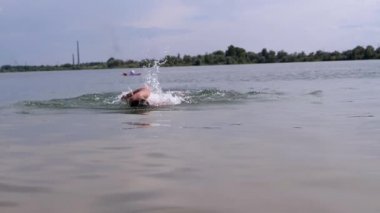 Mutlu Çocuk Yüzme, Dalış, Güneş Işıklarıyla Mavi Su Altında Nefes Tutma. Çocuk yüzmeyi öğreniyor. Yüzücü serbest yüzüyor. Spor eğitimi. Sağlığa. Dinlenme, iyileşme, yaz tatili. Yaşam biçimi.