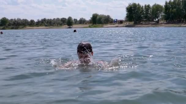 Happy Teenager Spettert Duikt Heeft Plezier River Water Het Strand — Stockvideo