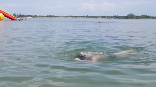 Happy Child Zwemmen Duiken Houdt Adem Onder Water Blauw Water — Stockvideo