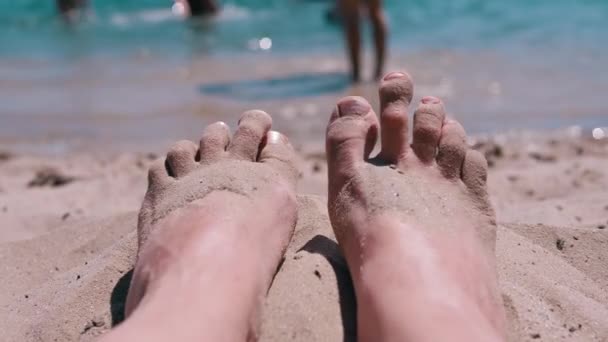 Piedi Rossi Abbronzati Femminili Sabbia Trova Una Spiaggia Sabbia Sulla — Video Stock