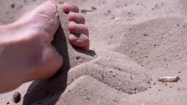 Female Hand Pours Sand Fingers Beach Rays Sunlight Fine Grains — Stok video