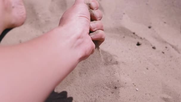 Purs ทรายผ านน วบนชายหาดในร ของแสงแดด ดทรายละเอ ยดช ตกลงบนทรายส ทองร อนในแสงแดดท — วีดีโอสต็อก
