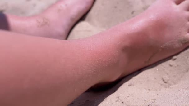 Bronzé Red Bare Child Feet Sur Sand Lies Sur Une — Video