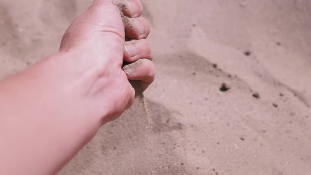 Самка Льется Сквозь Пальцы Пляже Лучах Солнечного Света Мелкие Песчинки — стоковое видео