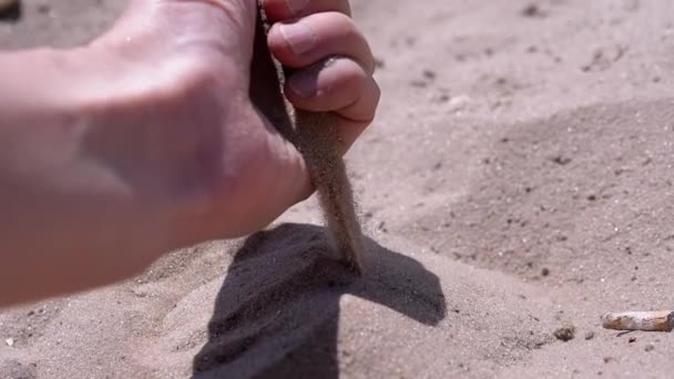 Vrouwelijke Hand Giet Zand Door Vingers Het Strand Stralen Van — Stockvideo