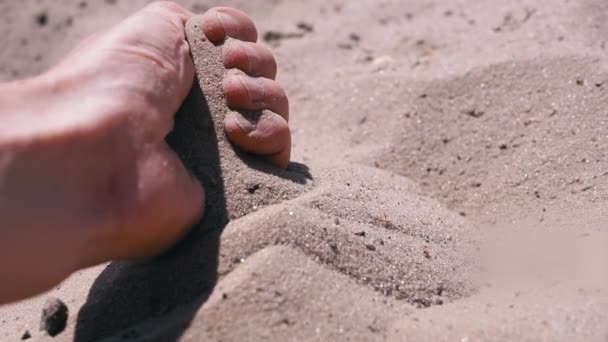 Female Hand Pours Sand Fingers Beach Rays Sunlight Fine Grains — Stock Video