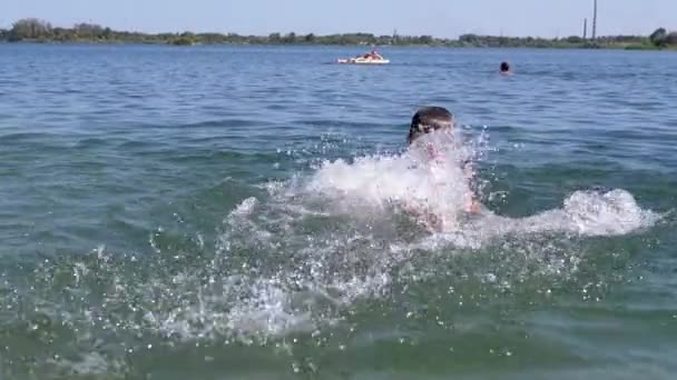 Happy Child Zwemmen Splash Het Strand Het Zonlicht Zee Jongen — Stockvideo