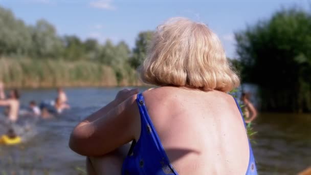 Smoking Woman Beach Swimsuit Looks Bathing Children River Back View — Stockvideo