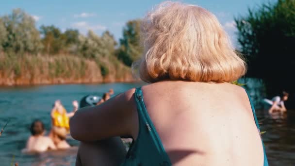 Elderly Woman Beach Bathing Looks Bathing Children River Back View — Wideo stockowe