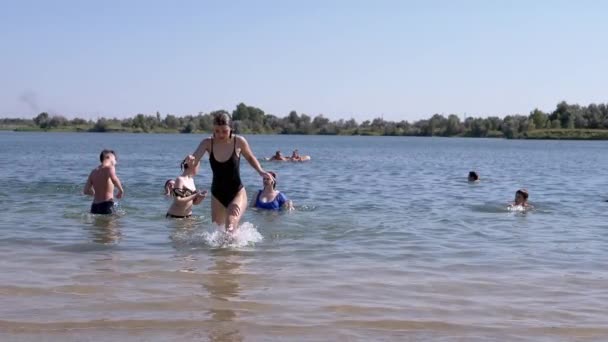 Ukraine Kamenskoe 2022 Girl Bathing Suit Runs Out Sea Waves — Stock video