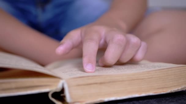 Child Runs Finger Page Book Reads Quickly Reading Remotely Home — Vídeo de stock