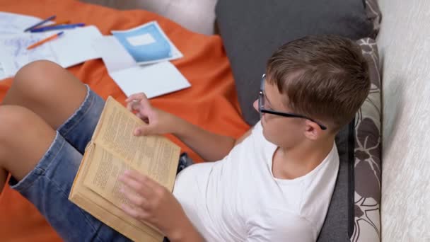Criança Inteligente Óculos Lendo Livro Interessante Sentado Chão Sala Vista — Vídeo de Stock