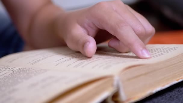 Child Runs Finger Page Book Reads Quickly Reading Remotely Home — Vídeo de stock