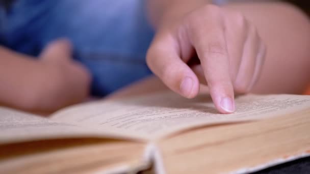Παιδί Τρέχει Δάχτυλο Κατά Μήκος Της Σελίδας Του Βιβλίου Και — Αρχείο Βίντεο