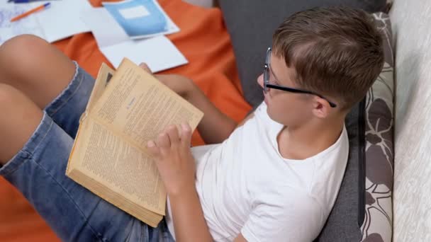 Niño Inteligente Con Gafas Leyendo Libro Interesante Sentado Piso Habitación — Vídeo de stock