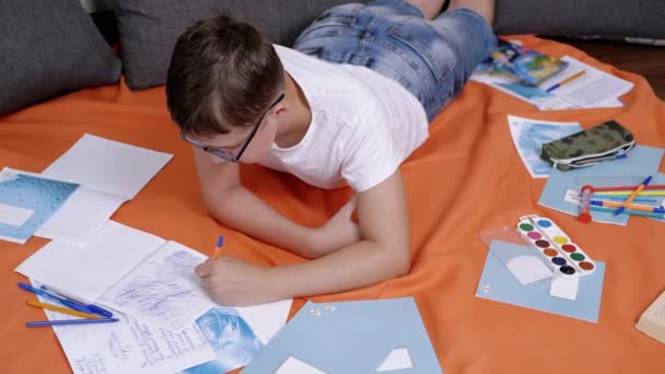 Kind Schrijven Met Een Pen Een Notitieboekje Liggend Een Oranje — Stockvideo
