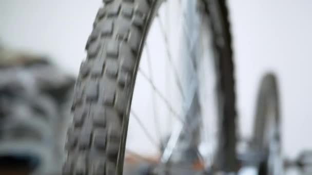Обертання Чорного Гумового Велосипедного Колеса Спицями Майстерні Перевірка Колеса Наявність — стокове відео
