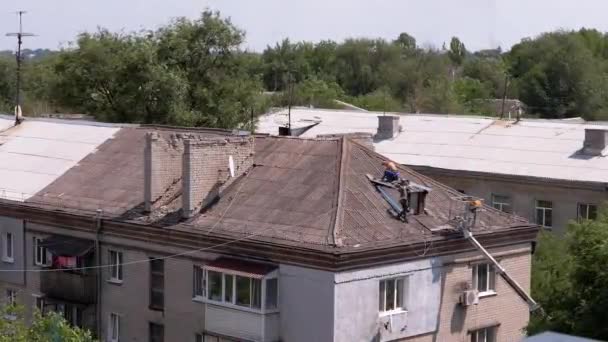 Ukraine Kamenskoe 2022 Builders Repairing Roof Old Brick Five Story — Vídeo de Stock
