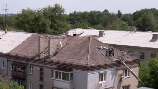 Ukraine Kamenskoe 2022 Bouwvakkers Repareren Het Dak Van Een Oud — Stockvideo