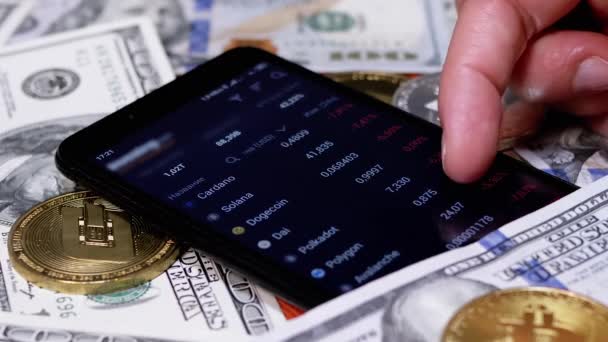 Broker Viewing Price Change Cryptocurrency Smartphone Screen Rising Falling Price — Vídeo de stock