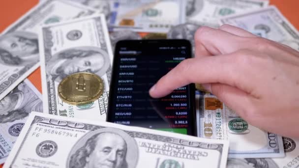 Broker Viewing Price Change Cryptocurrency Smartphone Screen Rising Falling Price — 비디오