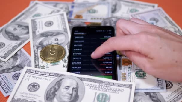 Broker Viewing Price Change Cryptocurrency Smartphone Screen Rising Falling Price — Vídeo de Stock