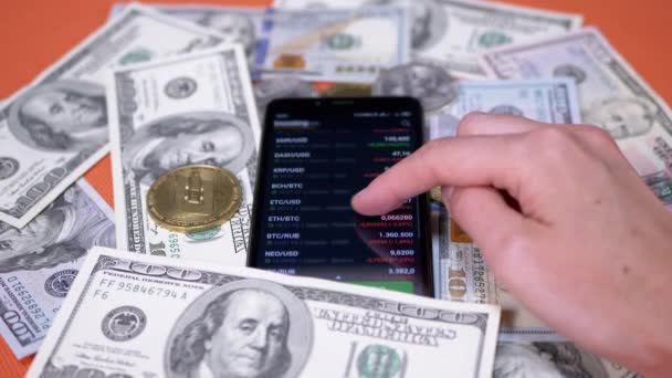 Broker Viewing Change Price Cryptocurrency Smartphone Screen Rising Falling Price — Video Stock