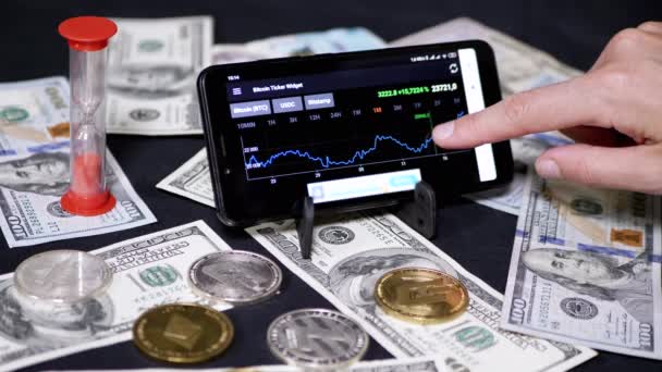 Broker Looking Cryptocurrency Price Changes Chart Smartphone Screen Bitcoin Usd — Vídeos de Stock