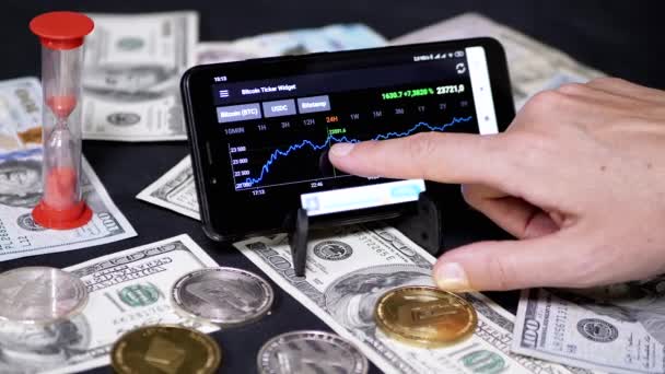 Broker Looking Cryptocurrency Price Changes Chart Smartphone Screen Bitcoin Usd — Vídeo de Stock