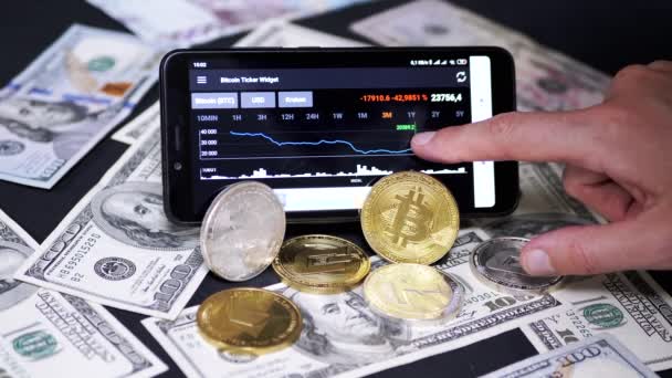 Broker Looking Cryptocurrency Price Changes Chart Smartphone Screen Bitcoin Usd — Vídeos de Stock