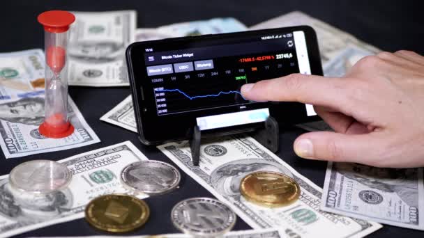 Broker Looking Cryptocurrency Price Changes Chart Smartphone Screen Bitcoin Usd — Vídeos de Stock