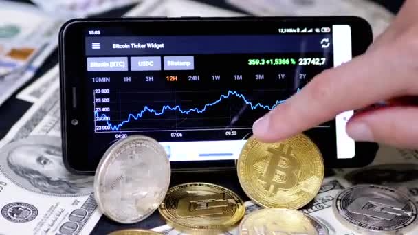 Broker Looking Cryptocurrency Price Changes Chart Smartphone Screen Bitcoin Usd — Stock Video