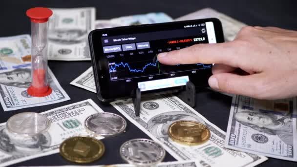 Broker Viewing Cryptocurrency Falling Price Chart Smartphone Screen Bitcoin Usd — 图库视频影像
