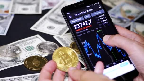 Broker Viewing Cryptocurrency Falling Price Chart Smartphone Screen Bitcoin Usd — Vídeo de stock