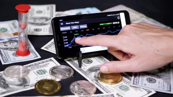 Broker Looking Cryptocurrency Price Changes Chart Smartphone Screen Bitcoin Usd — 图库视频影像