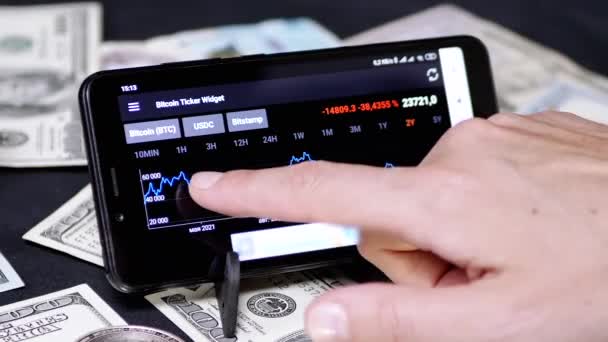 Broker Looking Cryptocurrency Price Changes Chart Smartphone Screen Біткоїн Проти — стокове відео