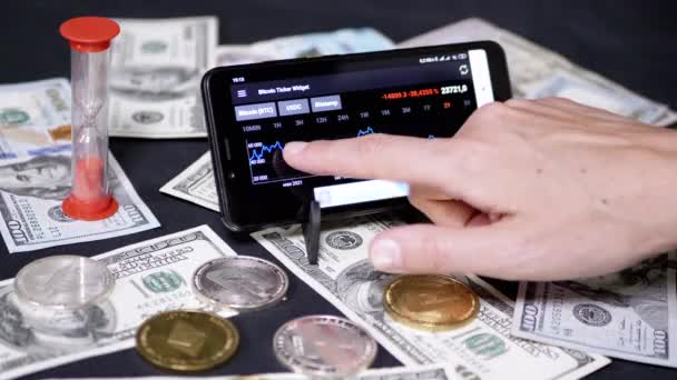 Broker Looking Cryptocurrency Price Changes Chart Smartphone Screen Bitcoin Usd — Stock videók