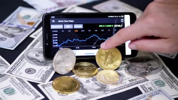 Broker Looking Cryptocurrency Price Changes Chart Smartphone Screen Bitcoin Usd — Stock video