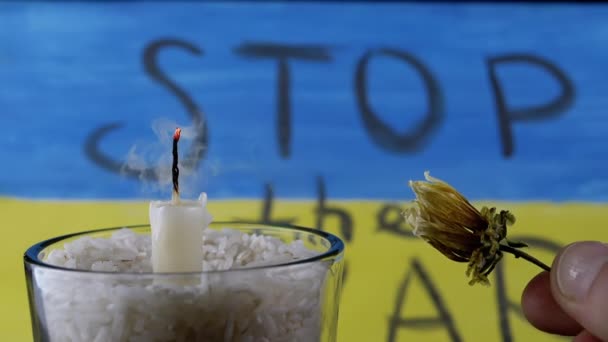 Hand Holds Dry Flower Extinguished Candle Background Flag Ukraine Smoke — Vídeo de Stock